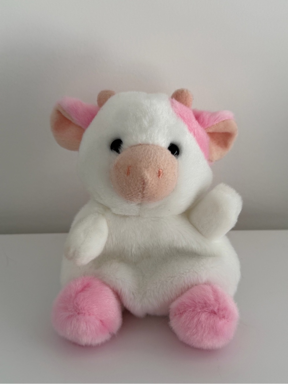 Aurora Palm Pals Pink and White Cow Plush 4“